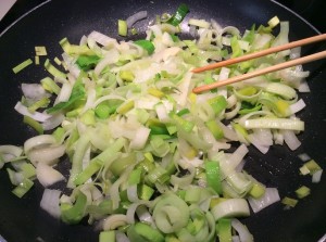 Cooking onions and leeks with chopsticks